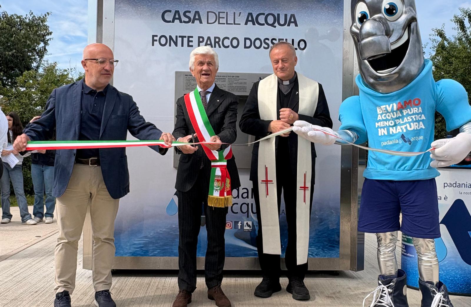 <p style="margin-bottom:6.0pt; margin-top:0cm; text-align:justify"><span style="line-height:115%"><span style="font-family:"Calibri Light",sans-serif">Grande festa a Offanengo per l&rsquo;inaugurazione di &ldquo;Fonte Parco Dossello&rdquo;, la nuova casa dell&rsquo;acqua di Padania Acque collocata nell&rsquo;omonimo e frequentatissimo giardino di via Tirone. </span></span></p>

<p style="margin-bottom:0cm; margin-top:0cm; text-align:justify"><span style="line-height:115%"><span style="font-family:"Calibri Light",sans-serif">Un momento di forte coesione comunitaria, celebrato alla presenza dell&rsquo;Amministratore Delegato di Padania Acque, <b>Alessandro Lanfranchi</b>, del Sindaco <b>Giovanni Rossoni</b>, del vicesindaco <b>Daniel Bressan</b> e di una nutrita rappresentanza di assessori e consiglieri sia di maggioranza sia di minoranza, a testimonianza del valore condiviso dell&rsquo;opera per l&rsquo;intera amministrazione locale.</span></span></p>