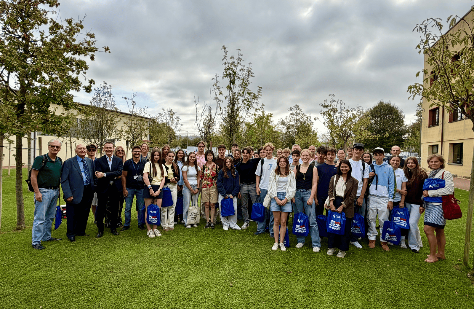 <p style="margin-bottom:6.0pt; margin-top:0cm; text-align:justify"><span style="line-height:115%"><span calibri="" light="" style="font-family:">La delegazione europea guidata dal Collegio San Carlo di Milano ha scelto Cremona come modello di eccellenza. Al centro della visita il Servizio Idrico Integrato con un focus sul riutilizzo delle acque in agricoltura, l'innovazione tecnologica e la tutela della risorsa idrica.</span></span></p>