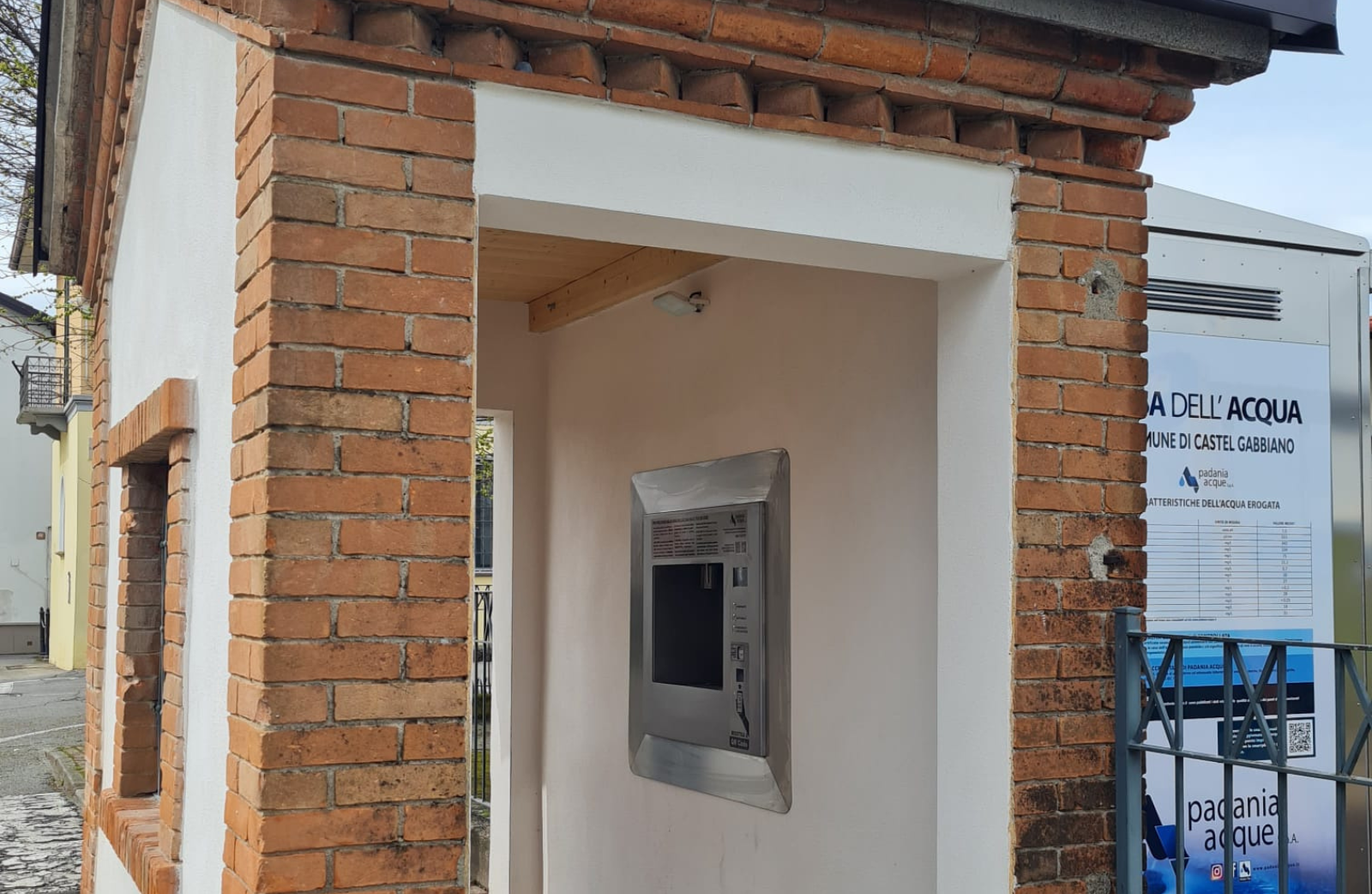 <p style="margin-bottom:6.0pt; margin-top:0cm; text-align:justify"><span style="line-height:115%"><span style="font-family:"Calibri Light",sans-serif">&Egrave; attiva a Castel Gabbiano una nuova casa dell&rsquo;acqua di Padania Acque. Si chiama <b>Fonte della Pesa</b> ed &egrave; la numero 111 operativa sul territorio provinciale.</span></span></p>

<p style="margin-bottom:6.0pt; margin-top:0cm; text-align:justify">L&rsquo;impianto, che sorge in via Monte Grappa, &egrave; a disposizione della comunit&agrave; 24 ore su 24 ed eroga gratuitamente acqua naturale e frizzante refrigerata.&nbsp;</p>