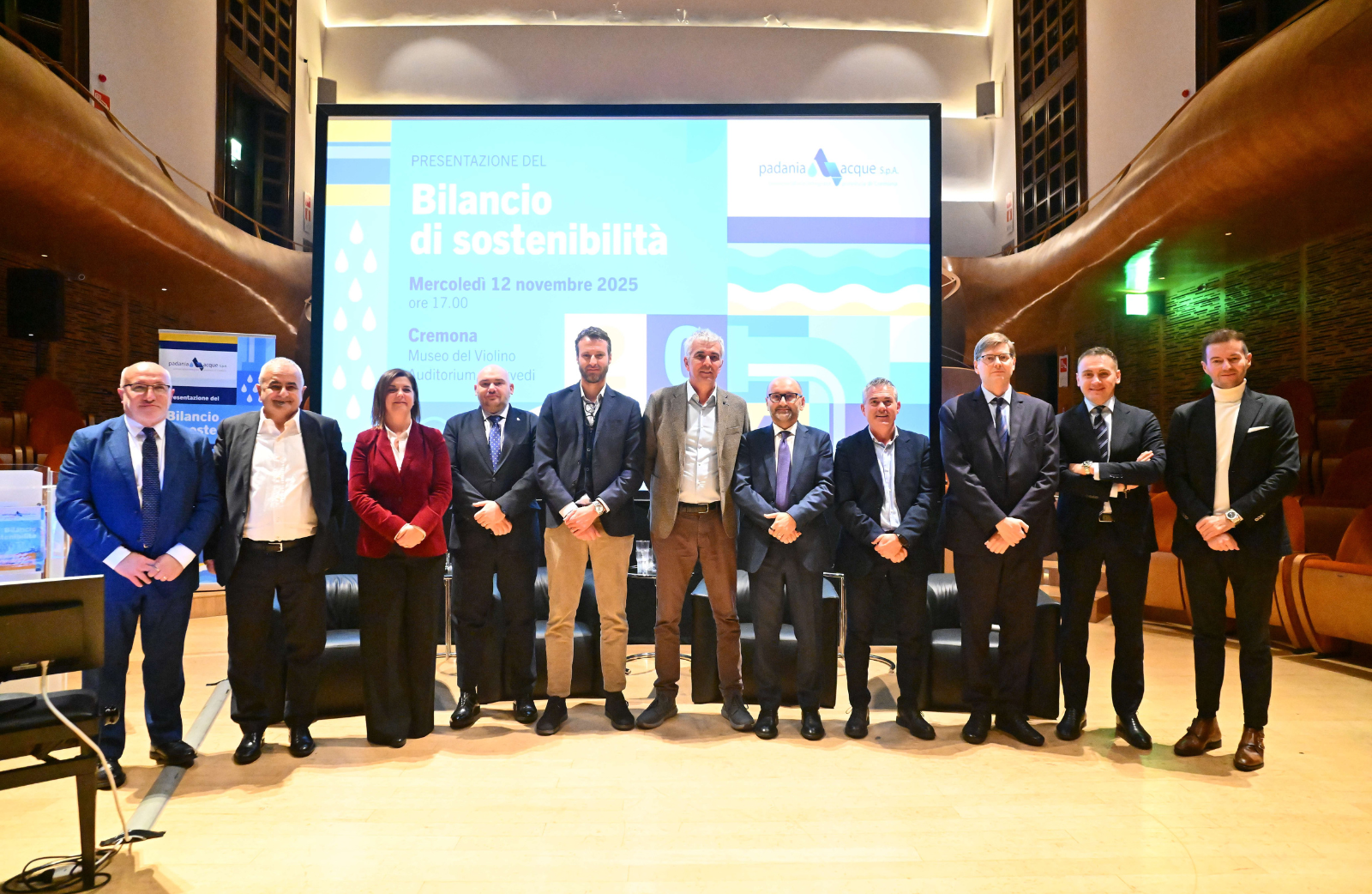 <p><span style="font-family:"Calibri Light",sans-serif">Innovazione tecnologica nella gestione della rete idrica, digitalizzazione al servizio della qualità e dell’efficienza, dialogo costante con il territorio e forte attenzione all’educazione ambientale. Questi i principali traguardi raggiunti da Padania Acque, che nella serata del 12 novembre, nella splendida cornice dell’Auditorium Giovanni Arvedi del Museo del Violino di Cremona, ha presentato il proprio Bilancio di Sostenibilità 2024 davanti a istituzioni locali, rappresentanti del settore idrico e stakeholder.</span></p>
<p><span style="font-family:"Calibri Light",sans-serif">L’appuntamento ha rappresentato un momento di riflessione, ascolto e partecipazione, confermando l’impegno di Padania Acque verso un modello di sviluppo realmente sostenibile, condiviso e radicato nel territorio.</span></p>