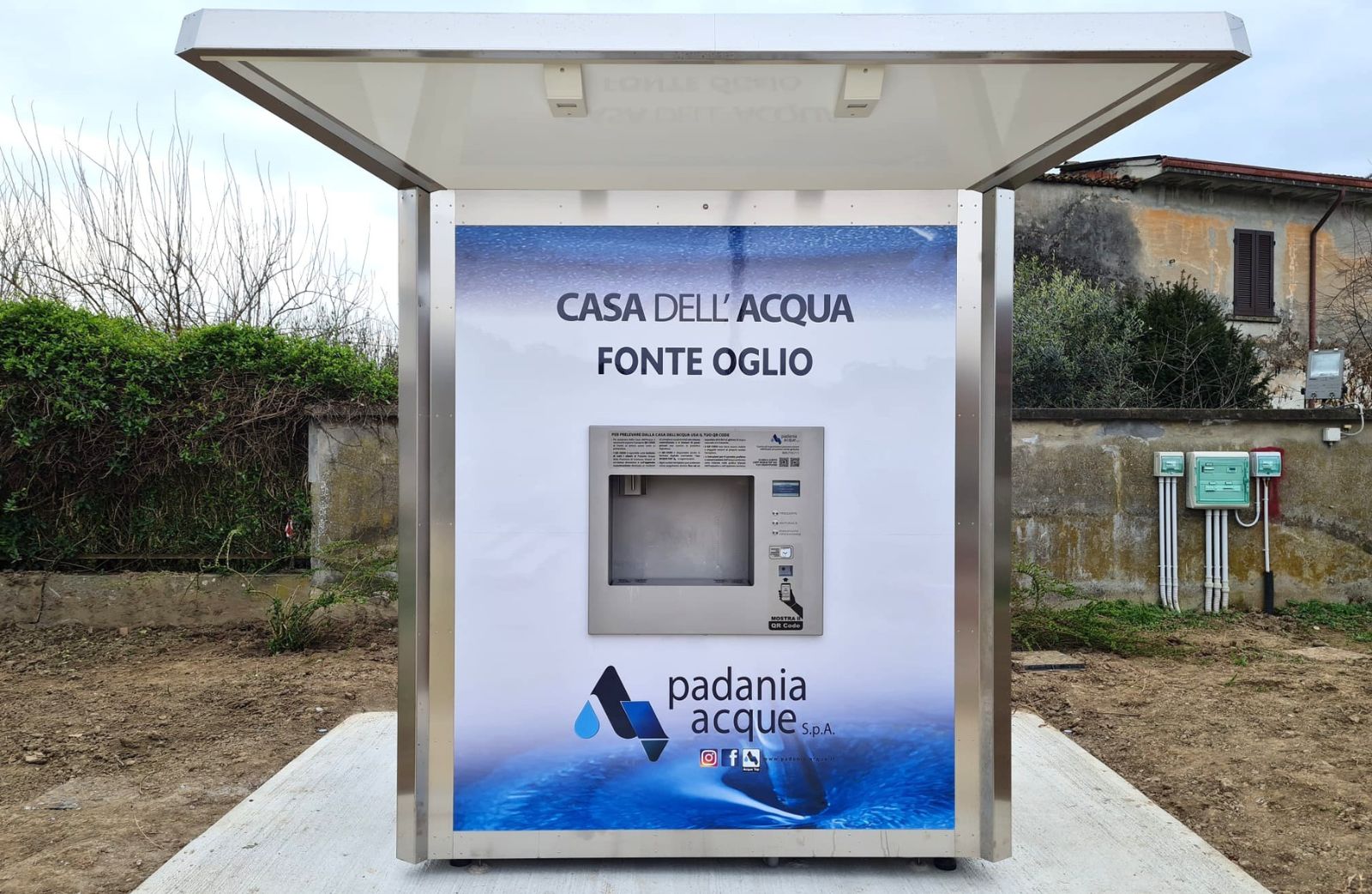 <p style="margin-bottom:6.0pt; margin-top:0cm; text-align:justify"><span style="line-height:115%"><span style="font-family:"Calibri Light",sans-serif">Padania Acque ha attivato un nuovo punto di distribuzione pubblica di acqua potabile nel comune di Gabbioneta Binanuova.</span></span></p>

<p style="margin-bottom:0cm; margin-top:0cm; text-align:justify">&nbsp;</p>

<p style="margin-bottom:0cm; margin-top:0cm; text-align:justify"><span style="line-height:115%"><span style="font-family:"Calibri Light",sans-serif">Fonte Oglio, che sorge in via del Patriota, &egrave; a disposizione della comunit&agrave; 24 ore su 24 e fornisce gratuitamente acqua naturale e frizzante refrigerata, trattata con sistemi di filtrazione a carboni attivi e disinfezione a raggi ultravioletti per migliorarne il gusto e garantirne elevati standard di qualit&agrave; e sicurezza.</span></span></p>