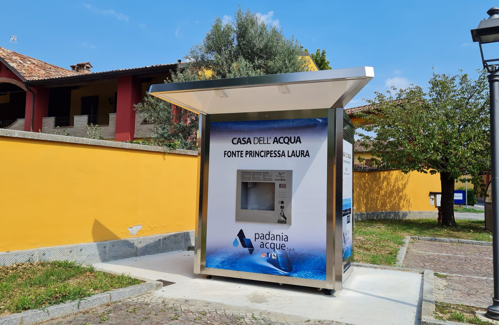 <p><span style="font-size:11.0pt"><span calibri="" light="" style="font-family:">&Egrave; attiva a Torlino Vimercati una nuova casa dell&rsquo;acqua di Padania Acque. Si chiama <b>Fonte Principessa Laura</b> ed &egrave; la numero 113 operativa sul territorio provinciale.</span></span></p>

<p><span style="font-size:11.0pt"><span calibri="" light="" style="font-family:">L&rsquo;impianto, che sorge in via Roma, &egrave; a disposizione della comunit&agrave; 24 ore su 24 ed eroga gratuitamente acqua naturale e frizzante refrigerata, sottoposta a trattamenti di filtrazione a carboni attivi e disinfezione a raggi ultravioletti: tecnologie che migliorano le caratteristiche organolettiche dell&rsquo;acqua e ne garantiscono elevati standard di qualit&agrave; e sicurezza.</span></span></p>