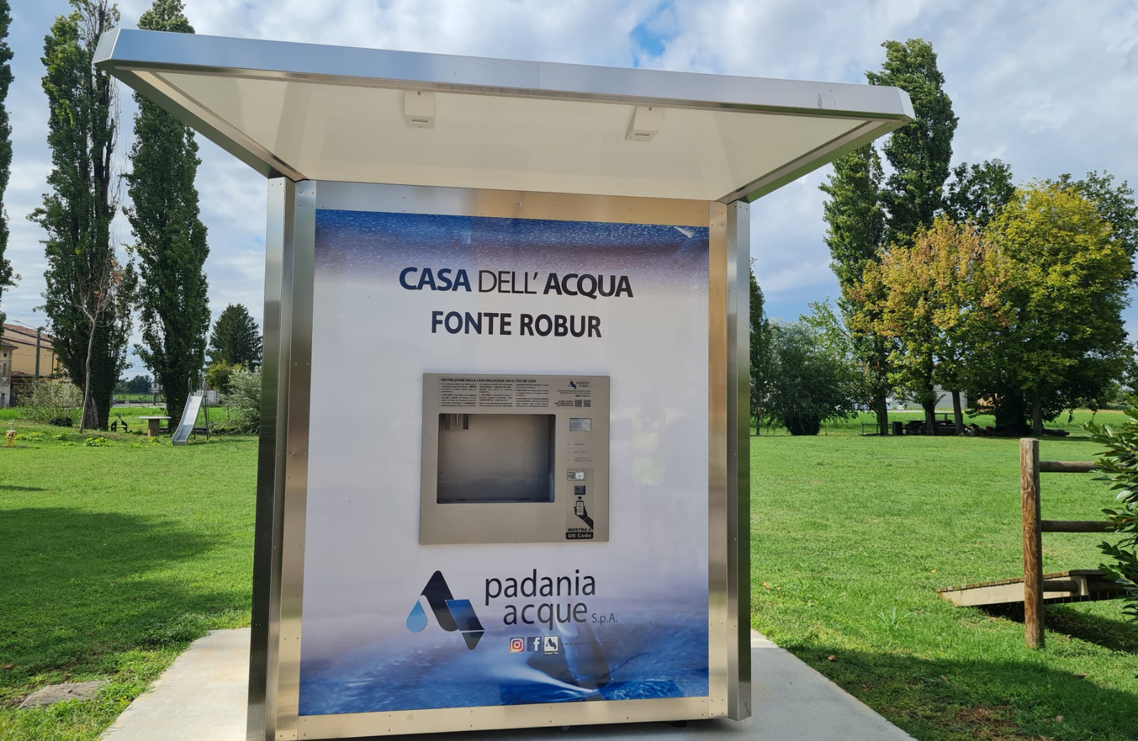 <p style="margin-bottom:6.0pt; margin-top:0cm; text-align:justify"><span style="line-height:115%"><span calibri="" light="" style="font-family:">È attiva a Derovere una nuova casa dell’acqua di Padania Acque. Si chiama <b>Fonte Robur</b> ed è la numero 114 operativa sul territorio provinciale.</span></span></p>
<p style="margin-bottom:6.0pt; margin-top:0cm; text-align:justify">L’impianto, situato in via IV Novembre, è a disposizione della comunità 24 ore su 24 ed eroga gratuitamente acqua naturale e frizzante refrigerata, sottoposta a trattamenti di filtrazione a carboni attivi e disinfezione a raggi ultravioletti.</p>
