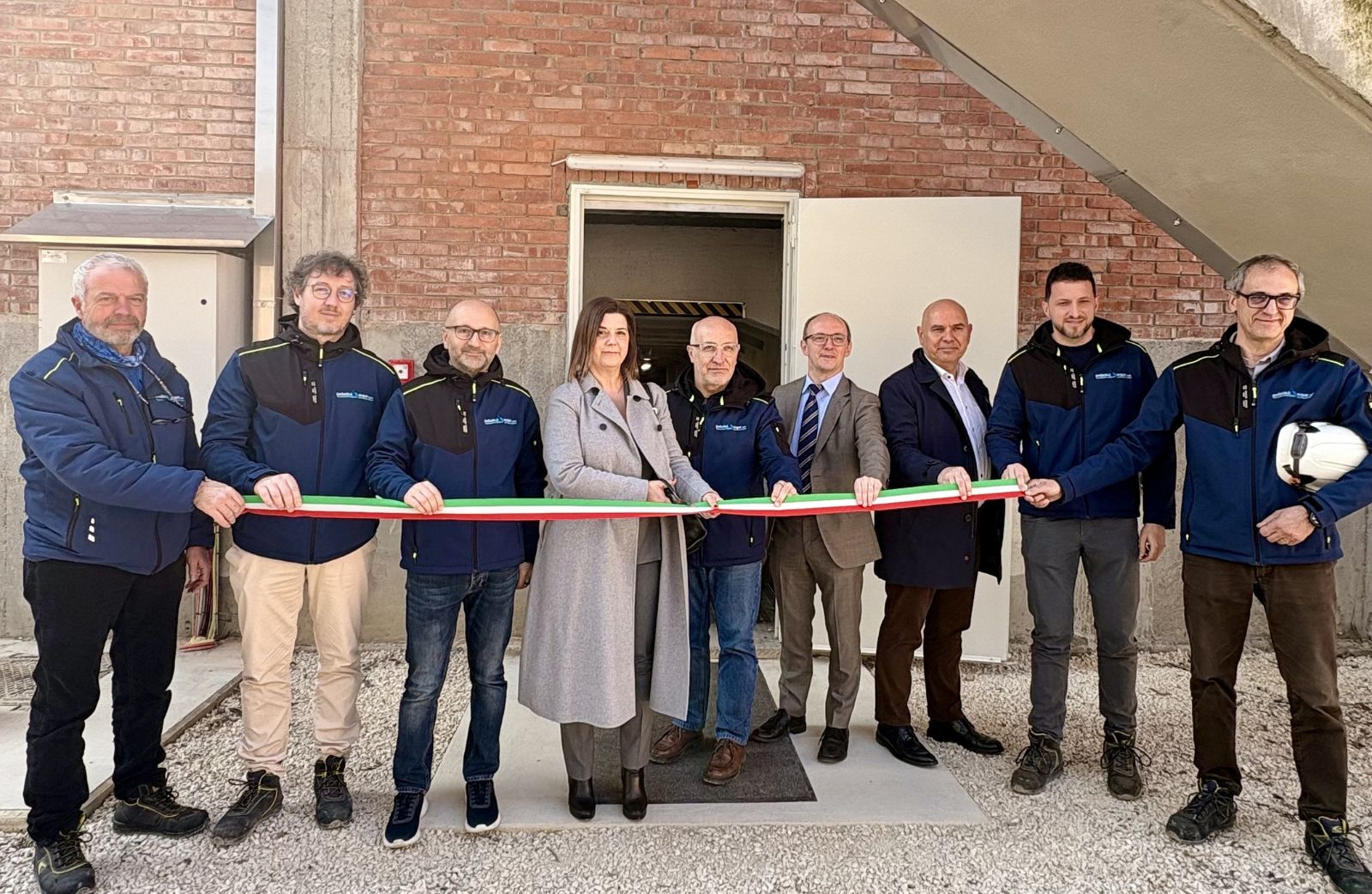 <p style="text-align:justify"><span style="font-family:"Calibri Light",sans-serif">Concluso il pi&ugrave; significativo intervento finanziato dal PNRR a Cremona. Nella mattinata del 23 marzo &egrave; stato presentato ufficialmente l&rsquo;impianto storico, trasformato in un polo idrico d&rsquo;avanguardia: efficienza energetica, fotovoltaico e addio al serbatoio pensile della Torre Pretoria comunale.</span></p>

<p style="text-align:justify"><span style="font-family:"Calibri Light",sans-serif">Con un investimento complessivo di <b>2,6 milioni di euro</b>, la centrale - nata nel 1910 come primo acquedotto cittadino - &egrave; stata completamente riqualificata, trasformandosi in un asset strategico per la transizione ecologica del territorio.</span></p>