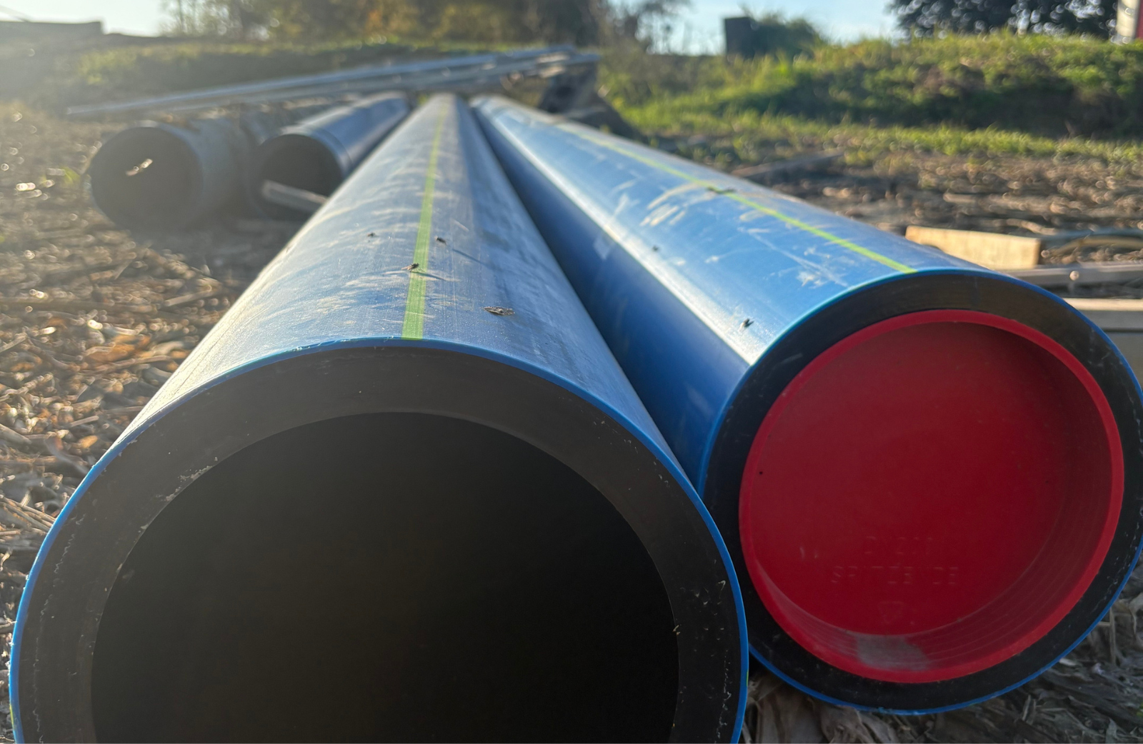 <p style="margin-bottom:6.0pt; margin-top:0cm; text-align:justify"><span style="line-height:115%"><span style="font-family:"Calibri Light",sans-serif">Padania Acque ha terminato con successo i lavori di posa e messa in esercizio del nuovo tratto di adduttrice, la tubazione principale che alimenta la rete idrica, tra Spineda e Rivarolo del Re ed Uniti. </span></span></p>

<p style="margin-bottom:0cm; margin-top:0cm; text-align:justify">&nbsp;</p>

<p style="margin-bottom:0cm; margin-top:0cm; text-align:justify"><span style="line-height:115%"><span style="font-family:"Calibri Light",sans-serif">L&rsquo;intervento, dal valore complessivo di circa <b>400 mila euro</b>, ha permesso di collegare la rete di distribuzione che parte dall&rsquo;impianto di potabilizzazione di Spineda fino al territorio comunale di Rivarolo del Re, lungo un tracciato di quasi <b>un chilometro</b>.</span></span></p>