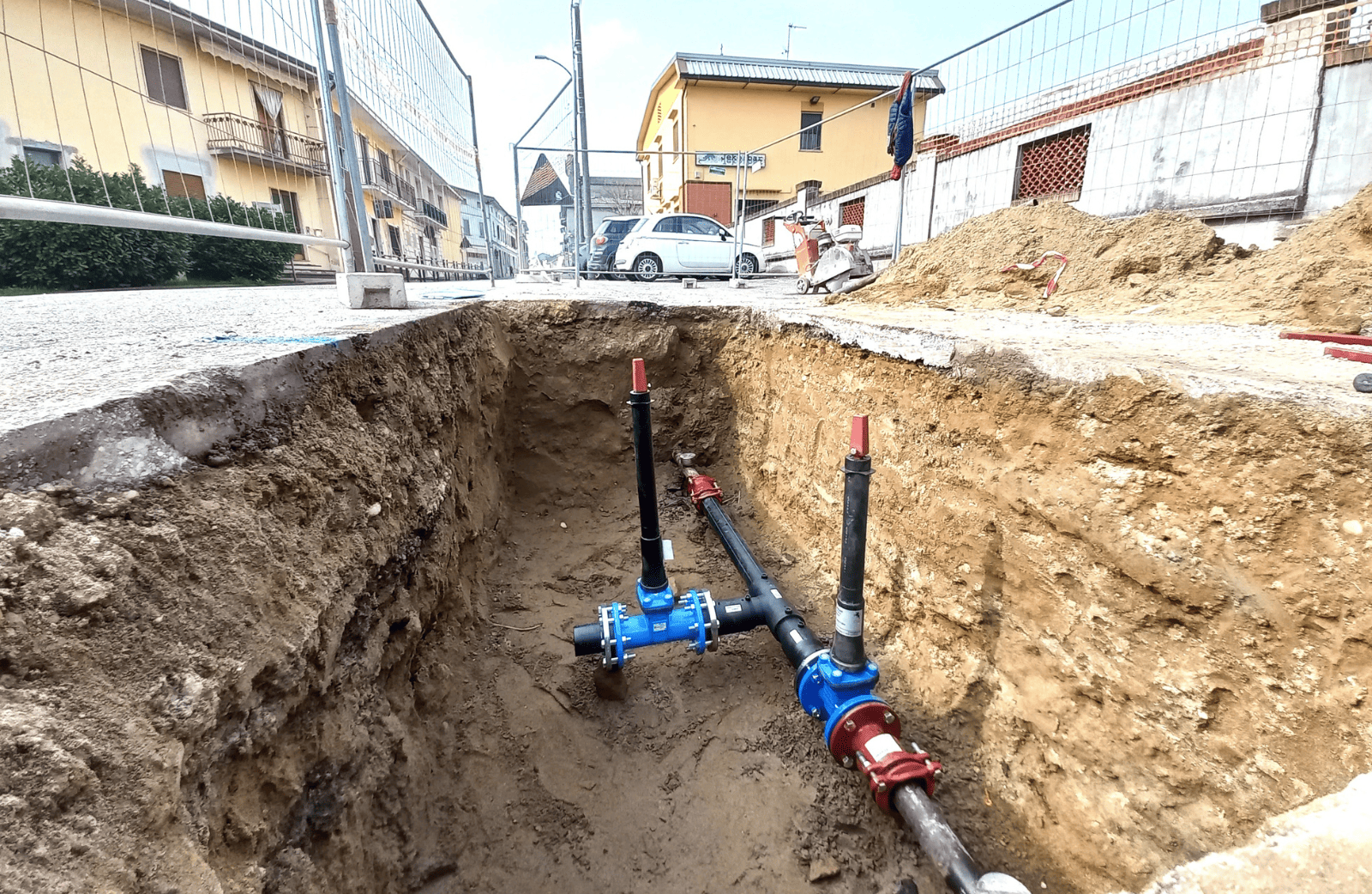 <p style="margin-bottom:6.0pt; margin-top:0cm; text-align:justify"><span style="line-height:115%"><span style="tab-stops:367.5pt"><span style="font-family:"Calibri Light",sans-serif">L&rsquo;opera ha comportato il rinnovo di circa 220 metri di rete idrica per un investimento complessivo di circa 119 mila euro, comprensivo dei costi per i ripristini stradali.&nbsp;</span></span></span></p>

<p style="margin-bottom:6.0pt; margin-top:0cm; text-align:justify"><span style="line-height:115%"><span style="tab-stops:367.5pt"><span style="font-family:"Calibri Light",sans-serif">Nelle prossime settimane, le attivit&agrave; si concentreranno sulle operazioni di collaudo idraulico del nuovo tratto di rete e sul rifacimento di tutti gli allacciamenti d'utenza coinvolti nei lavori. </span></span></span></p>