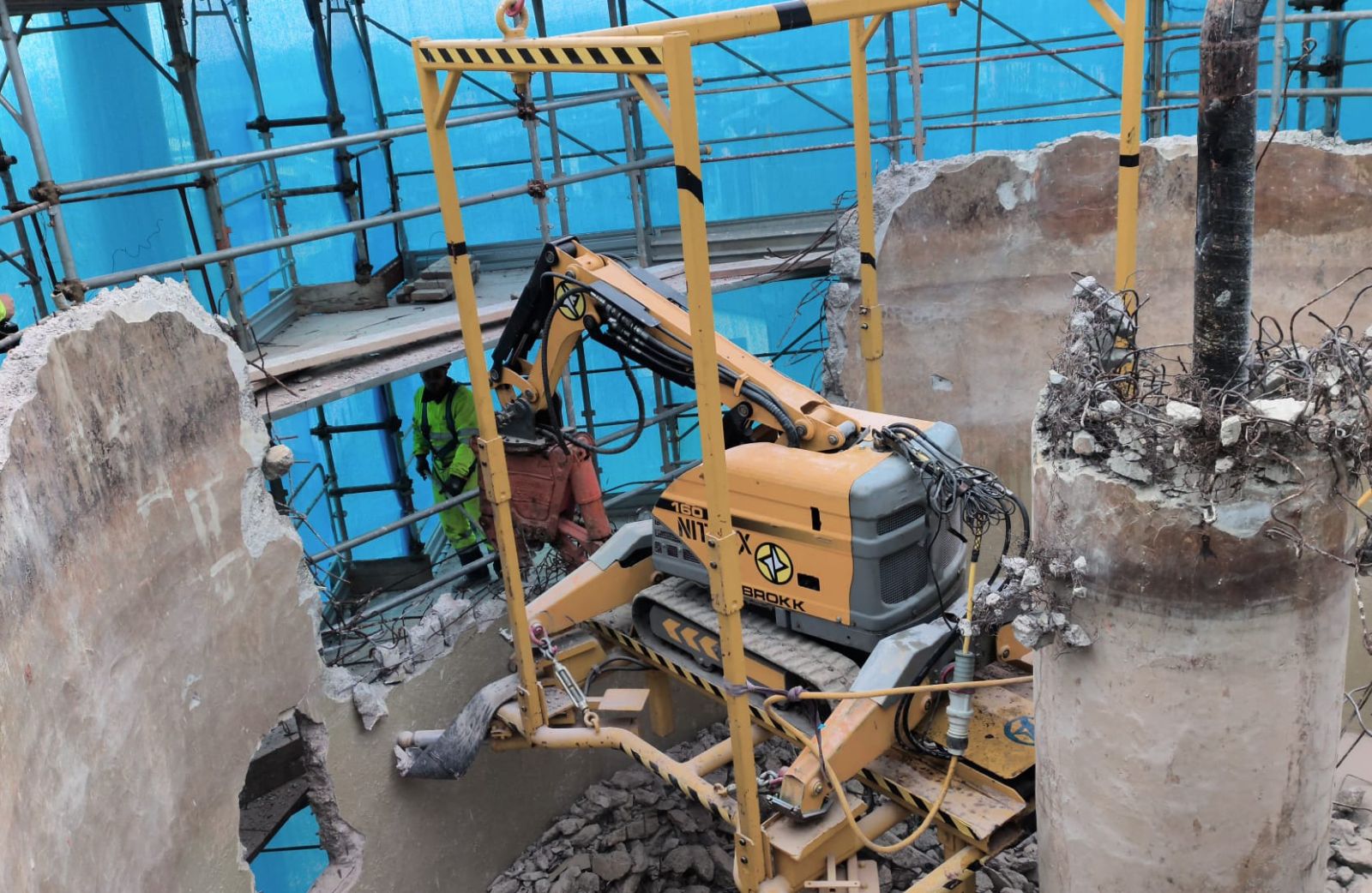 <p style="margin-bottom:6.0pt; margin-top:0cm; text-align:justify"><span style="line-height:115%"><span style="tab-stops:367.5pt"><span style="font-family:"Calibri Light",sans-serif">I lavori per la demolizione meccanica di precisione della torre dell&rsquo;acquedotto di San Giovanni in Croce procedono a ritmo serrato. Le operazioni tecniche di abbattimento del serbatoio pensile - fuori servizio da quasi trent&rsquo;anni - sono entrate nella fase finale, confermando l&rsquo;efficacia dell&rsquo;approccio tecnologico avanzato, e a basso impatto ambientale, adottato da Padania Acque. </span></span></span></p>

<p style="margin-bottom:0cm; margin-top:0cm; text-align:justify">&nbsp;</p>

<p style="margin-bottom:0cm; margin-top:0cm; text-align:justify"><span style="line-height:115%"><span style="tab-stops:367.5pt"><span style="font-family:"Calibri Light",sans-serif">Le lavorazioni di demolizione mediante un mini-escavatore elettrico, controllato da remoto ed equipaggiato con una pinza idraulica, si concluderanno, salvo imprevisti meteorologici, entro la prima met&agrave; di aprile. </span></span></span></p>