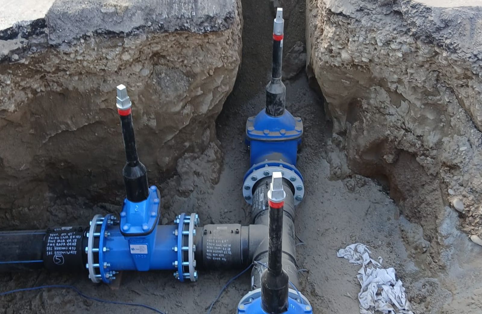 <p style="margin-bottom:6.0pt; margin-top:0cm; text-align:justify"><span style="line-height:115%"><span calibri="" light="" style="font-family:">Nell&rsquo;ambito del vasto piano di interventi finanziati dal PNRR, attraverso il progetto <b><i>E.A.S.I. Efficientamento Reti Acquedottistiche tramite Sistema Integrato</i></b>,<b><i> </i></b>il comune di Soresina &egrave; attualmente interessato da importanti interventi di riqualificazione della rete cittadina.</span></span></p>

<p style="margin-bottom:6.0pt; margin-top:0cm; text-align:justify">I lavori, dell&rsquo;importo di <b>circa 500 mila euro</b>, finalizzati all&rsquo;efficientamento del servizio e alla conseguente riduzione delle perdite di rete, prevedono la sostituzione e la posa di circa <b>600 metri di nuove tubazioni</b>.</p>

<p style="margin-bottom:6.0pt; margin-top:0cm; text-align:justify">&nbsp;</p>