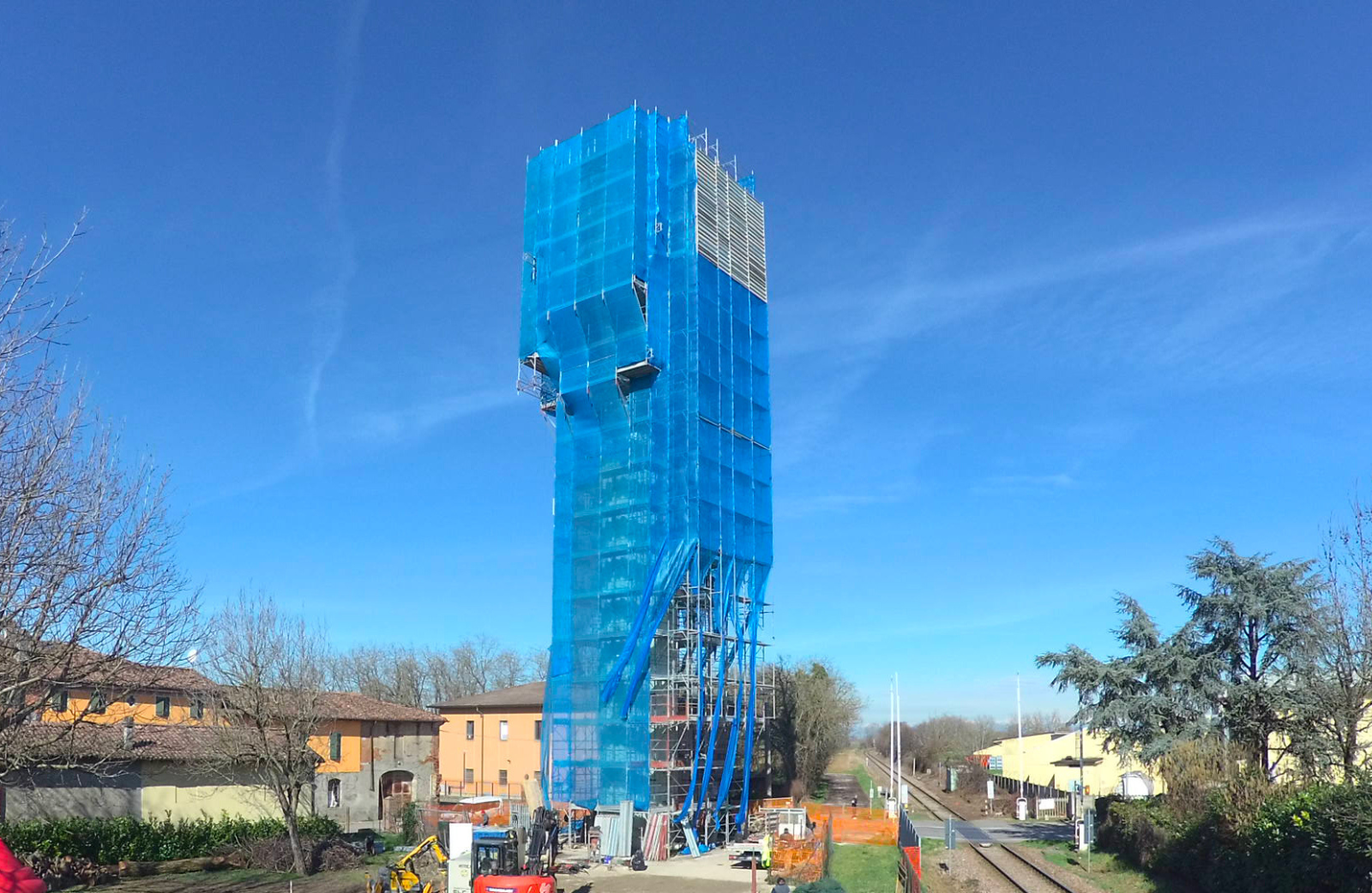 <p style="margin-bottom:6.0pt; margin-top:0cm; text-align:justify"><span style="line-height:115%"><span calibri="" light="" style="font-family:">Padania Acque comunica che sono state avviate le attività preliminari alla demolizione della torre dell’acquedotto di San Giovanni in Croce, situata in via G. Busi e da quasi 30 anni non più utilizzata come serbatoio pensile. </span></span></p>
<p style="margin-bottom:6.0pt; margin-top:0cm; text-align:justify"><span style="line-height:115%"><span calibri="" light="" style="font-family:">In questa fase iniziale, le operazioni si concentrano sull'allestimento della logistica di cantiere e sul montaggio dei ponteggi, necessari per l’avvio dell’intervento tecnico previsto a partire dalla fine di febbraio.</span></span></p>