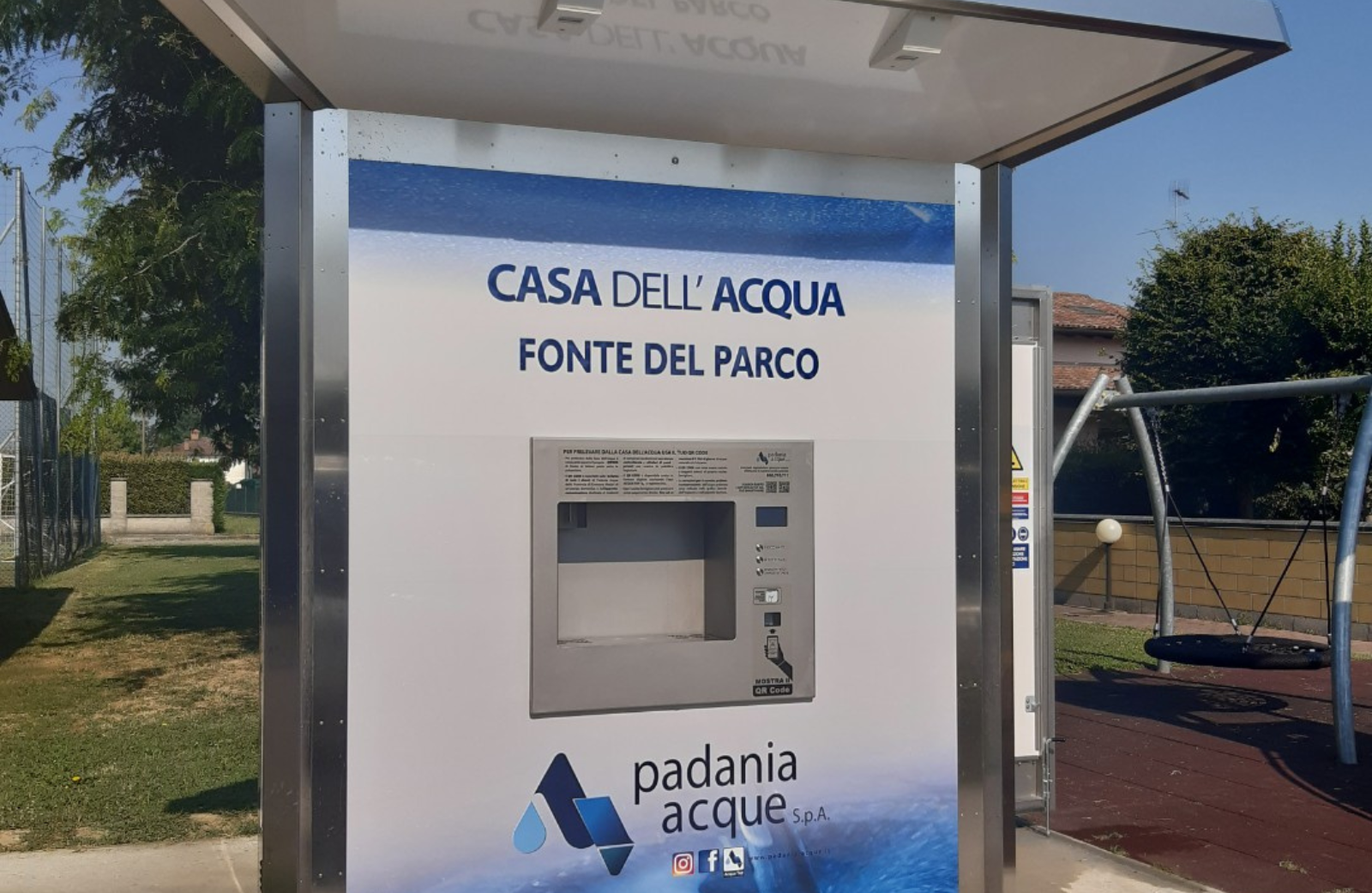 <p style="margin-bottom:6.0pt; margin-top:0cm; text-align:justify"><span style="line-height:115%"><span style="font-family:"Calibri Light",sans-serif">È attiva a Torricella del Pizzo una nuova casa dell’acqua di Padania Acque. Si chiama <b>Fonte del Parco</b> ed è la numero 112 operativa sul territorio provinciale.</span></span></p>
<p style="margin-bottom:0cm; margin-top:0cm; text-align:justify"> </p>
<p style="margin-bottom:0cm; margin-top:0cm; text-align:justify"><span style="line-height:115%"><span style="font-family:"Calibri Light",sans-serif">L’impianto, che sorge in via Guido Rossa, è a disposizione della comunità 24 ore su 24 ed eroga gratuitamente acqua naturale e frizzante refrigerata, sottoposta a trattamenti di filtrazione a carboni attivi e disinfezione a raggi ultravioletti: tecnologie che migliorano le caratteristiche organolettiche dell’acqua e ne garantiscono elevati standard di qualità e sicurezza.</span></span></p>
<p style="margin-bottom:0cm; margin-top:0cm; text-align:justify"> </p>
<p style="margin-bottom:0cm; margin-top:0cm; text-align:justify"> </p>