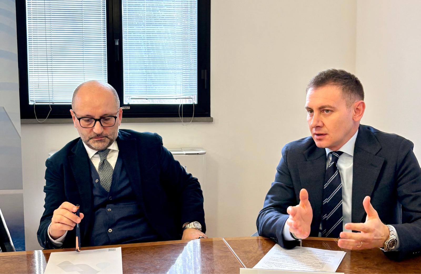 <p style="margin-bottom:6.0pt; margin-top:0cm; text-align:justify"><span style="line-height:115%"><span style="tab-stops:367.5pt"><span style="font-family:"Calibri Light",sans-serif">Portare l&rsquo;acqua al centro del dialogo con le nuove generazioni, non solo come risorsa naturale ma come alimento, servizio pubblico e responsabilit&agrave; condivisa. </span></span></span></p>

<p style="margin-bottom:6.0pt; margin-top:0cm; text-align:justify"><span style="line-height:115%"><span style="tab-stops:367.5pt"><span style="font-family:"Calibri Light",sans-serif">&Egrave; questo l&rsquo;obiettivo di <i>Water Education</i>, il progetto di Padania Acque, in collaborazione con ATS Val Padana, che coinvolge quasi <b>600 studenti delle scuole superiori della provincia di Cremona</b> in un percorso di formazione e cittadinanza attiva.</span></span></span></p>